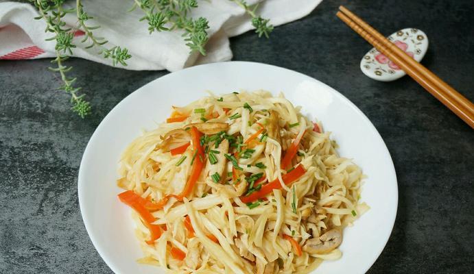 双椒炒茭白的家常做法（家庭美食茭白佳肴双椒鲜香）