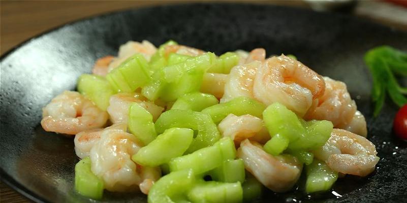 虾仁黄瓜，健康美味的夏日必备（清爽可口，简单易做，让你一次吃个够）
