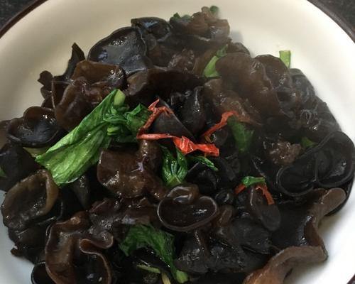 小油菜炒黑木耳，营养美味好滋味（掌握做法，轻松炒出口感爽脆的黑木耳）