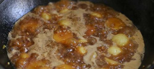 肉末酱香小土豆的制作方法（一道美味可口的家常菜品，让你在家也能享受酱香小土豆的美味。）