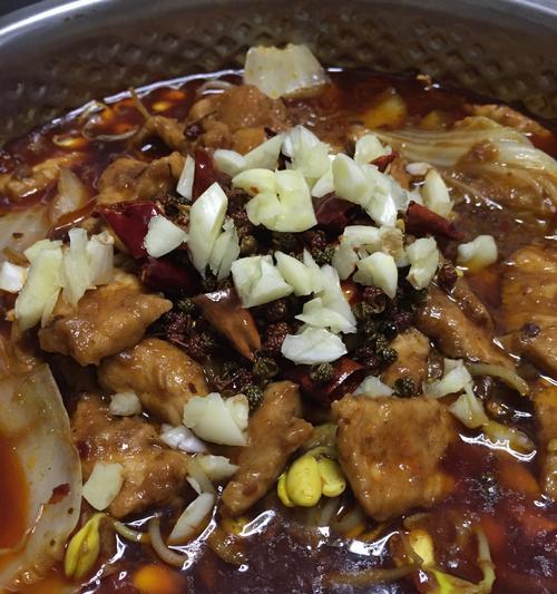 重庆特色美食——水煮肉（领略川菜独特魅力，品味重庆特色美食——水煮肉）