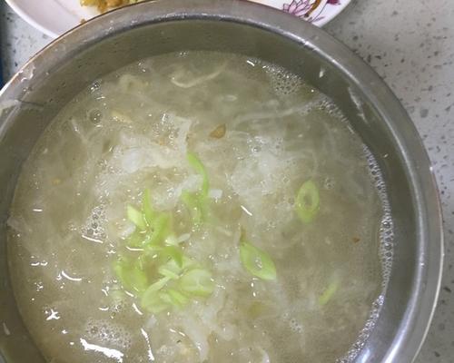 营养双萝卜丝汤的做法（用虾皮和鸡肉打造健康美味）