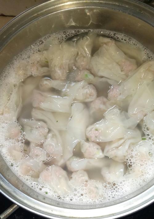 小馄饨爱上瓜娃子清汤馄饨（探秘清汤馄饨的制作方法）