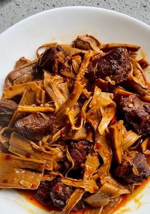 香气四溢的笋子烧牛肉（健康美味的中式佳肴）
