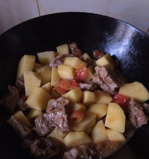 美味土豆炖肠的做法（家常美食享受，口感丰富的肠炖土豆）