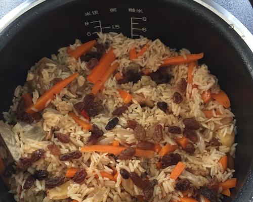 用羊腿抓饭打造正宗新疆手抓饭（以羊腿肉为主要食材，口感香醇，美味无比！）