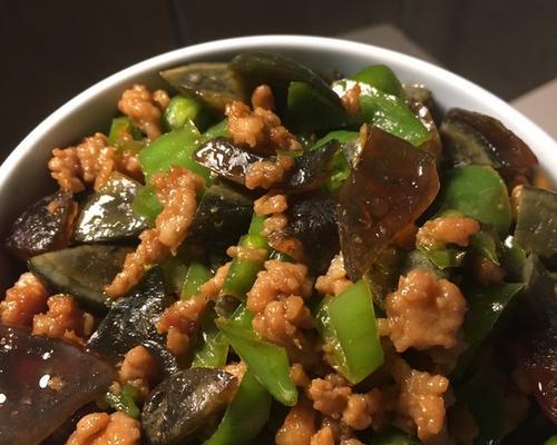 双椒肉沫炒皮蛋的家常做法（重口味美食，让你爱上吃饭）