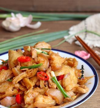 三黄鸡烧五花肉，鲜香美味的家常美食（传统美味的三黄鸡烧五花肉，让你垂涎欲滴的绝佳做法）