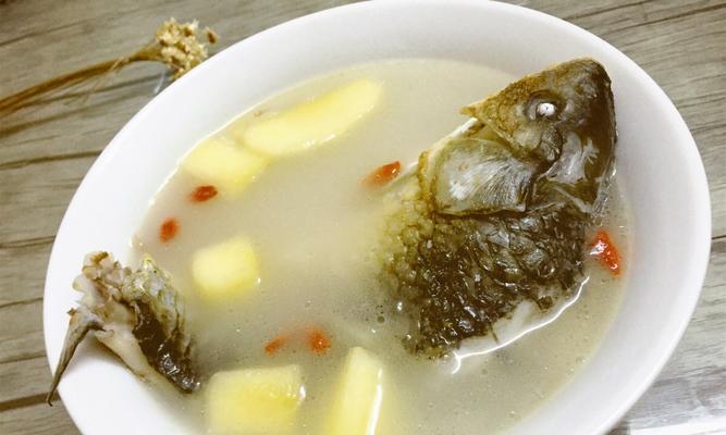 砂锅什锦鲫鱼汤——营养丰富的家常美食（家庭健康必备，色香味俱佳的砂锅什锦鲫鱼汤的制作方法）