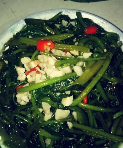 香辣双椒炒红薯杆子（美味家常菜谱，口感鲜美，营养丰富）