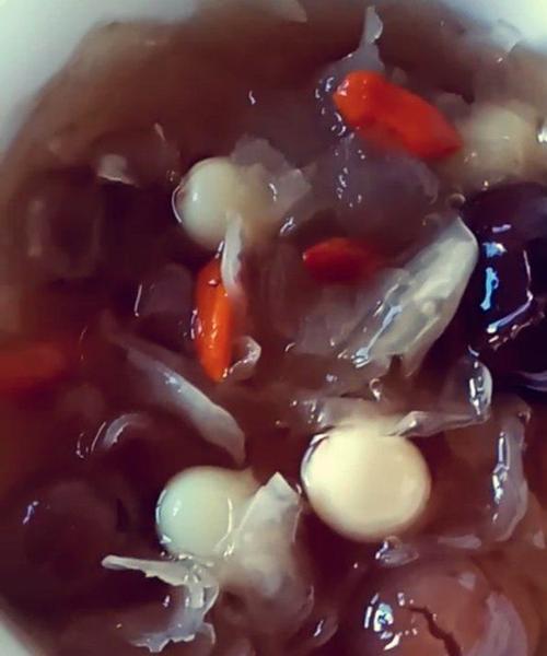 家庭制作银耳桂圆莲子红枣百合薏仁黑米粥（营养丰富的健康粥品，享受美味与健康的双重益处）