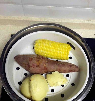 五彩翠竹玉米饭的制作方法（健康美味，色香味俱佳的米饭菜肴）