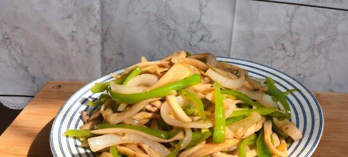 杏鲍菇鸡蛋炒辣椒的做法（做出美味营养的素菜）