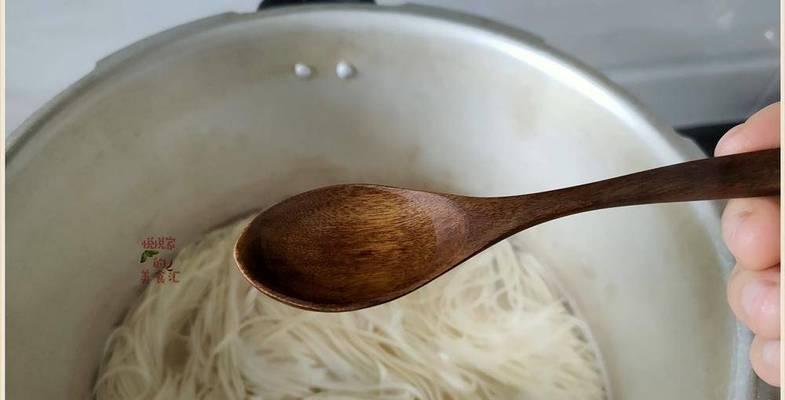 以校园食谱为主题的清煮挂面的做法（健康简易，一碗简单而美味的面条）
