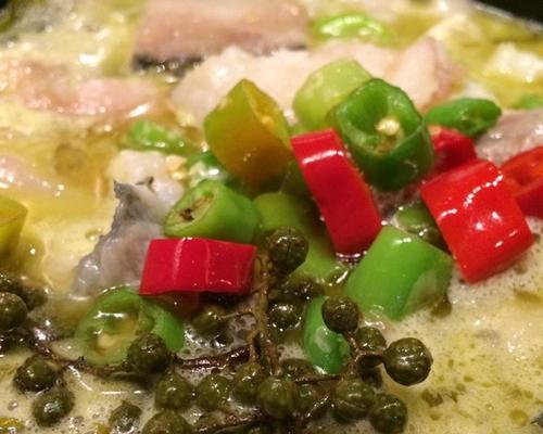 用藤椒调味，酸菜鱼大胆尝试（如何将藤椒和酸菜烹饪出美味的鱼肉）