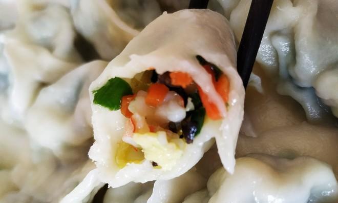 学会制作以素三鲜饺子馅为主的饺子，让家人赞不绝口（15个步骤，一次学会，让你的饺子馅更加美味可口）