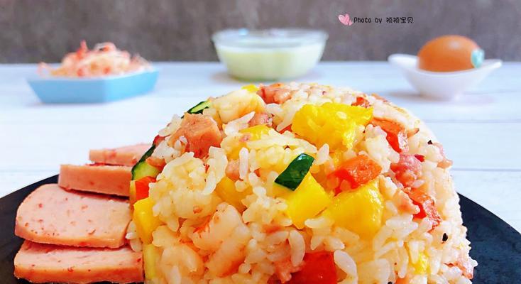 虾仁彩椒炒饭的做法（香气四溢，营养丰富的美味佳肴）