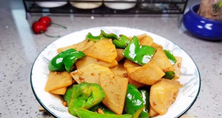 鲊广椒炒土豆片的制作方法（尝试新口味的中国家常菜）