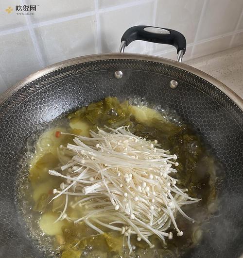 美食DIY（简单易学的鲜蔬鱼面配方，让你轻松做出美味料理）