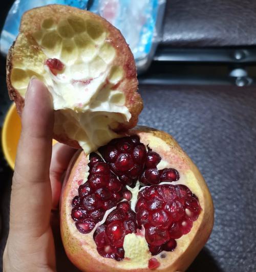 石榴的剥法，让你吃到最多的果粒（以石榴熟了尝尝鲜慢慢剥石榴）