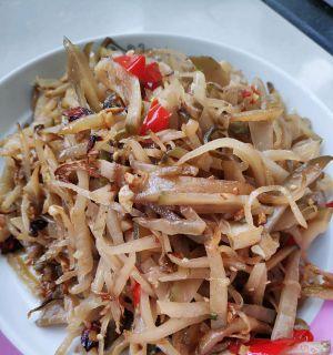 以油咸菜为主的美食探索（让口感与营养完美结合，打造美味佳肴）