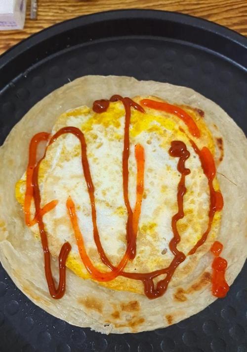 手抓饼皮的制作方法（传统小吃，用心制作；手抓饼皮，口感酥脆）