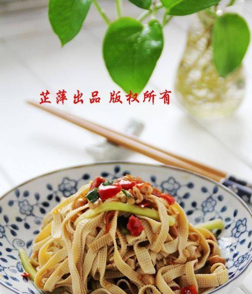 松柳苗拌干豆腐丝的做法（清爽营养的素食佳品，以松柳苗为主料的美食）