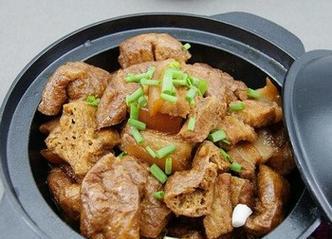 学会做好五花肉烧豆腐，让味蕾大饱口福（豆腐与五花肉的完美结合，让你爱上家庭美食）