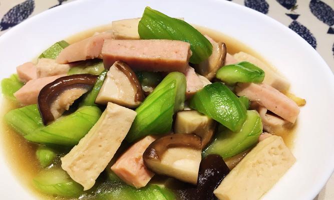 丝瓜炒袖珍菇，清爽美味（让你的菜单更多样化，营养丰富又美味）