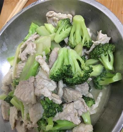 做法大公开！如何做出美味可口的以西兰花炒肉末（快来一起学习，做一份清爽美味的佳肴吧！）