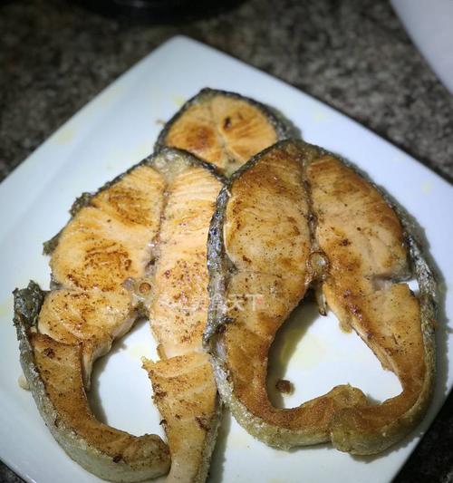 美味健康的香煎三文鱼鳍（以三文鱼鳍肉质细嫩、口感鲜美为主角的佳肴）
