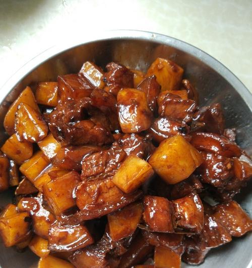 土豆红烧肉闷饭的制作方法（15个步骤教你做出美味土豆红烧肉闷饭）