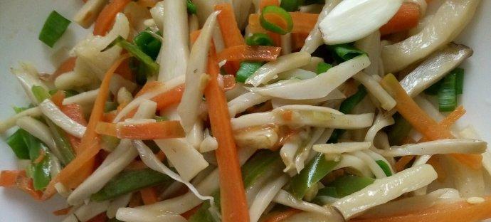 美味营养，杏鲍菇炒面的做法（家庭必备，健康美食的制作方法）