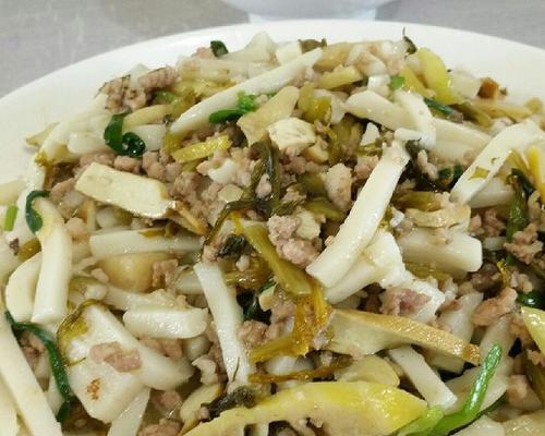香菇烧茭白，美味健康的佳肴（以茭白和香菇为主要食材，制作营养丰富、口感极佳的美食）