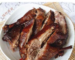 春日游玩美食之游春戏水烤鸭腿（春光明媚，游玩美食不可少，来一份烤鸭腿解馋）