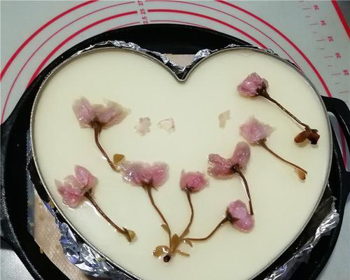 制作樱花慕斯蛋糕（用嫩滑慕斯与香甜蛋糕交织，打造樱花般美味）