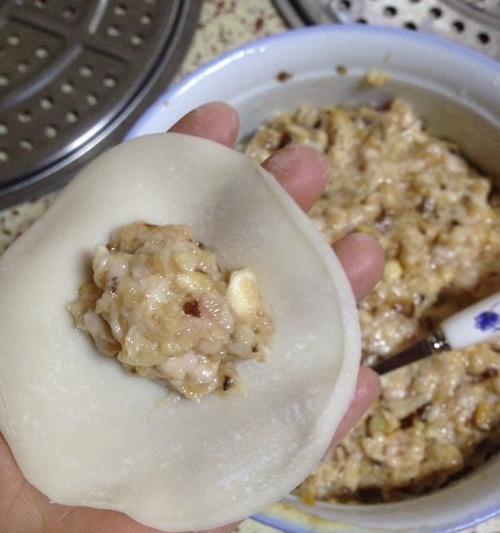 香菇蒸饺，美味健康又营养（利用香菇的美味与营养，制作出口感细腻的蒸饺）