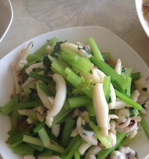 鲜嫩鱿鱼，清爽芹菜——以鲜鱿炒芹菜的做法（家常下厨不难，美味健康两全）
