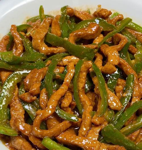 酸辣青椒肉丝的制作方法（口感鲜美的家常菜肴，快来试试吧！）
