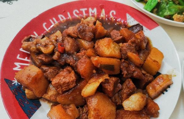 土豆焖红烧肉的美味做法（家庭美食，土豆与红烧肉的完美融合）