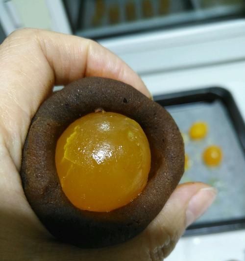 手工制作鸭蛋糯米球（传统美食，营养美味不容错过！）