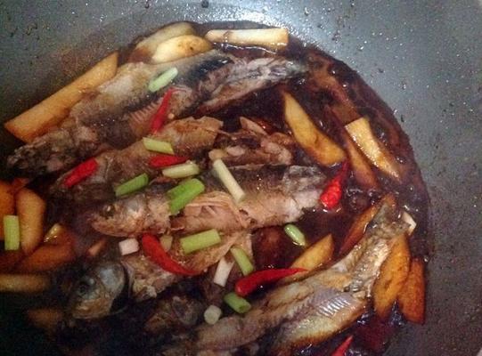 油煎小杂鱼的做法（一口鲜香，健康美味）