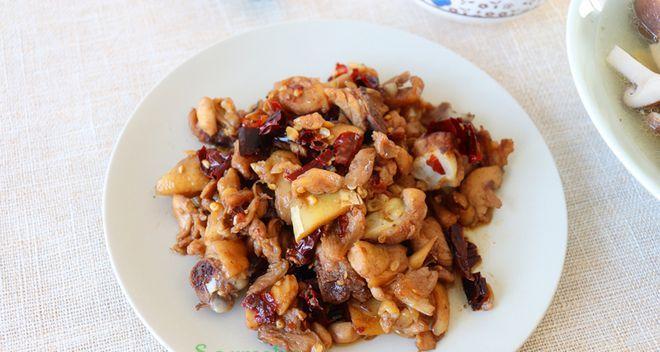 香菇辣子鸡，辣中带香的美味佳肴（鸡肉香菇与红辣椒的激情碰撞）