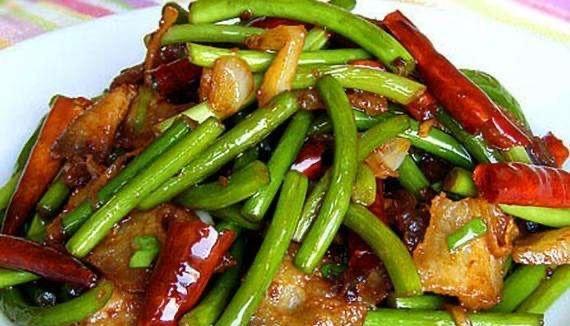蒜苔炒回锅肉（用新鲜蒜苔增香，回锅肉更美味！）