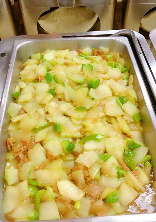美味做法大公开！五花肉炒冬瓜（香气四溢，口感绝佳，只需掌握一个）