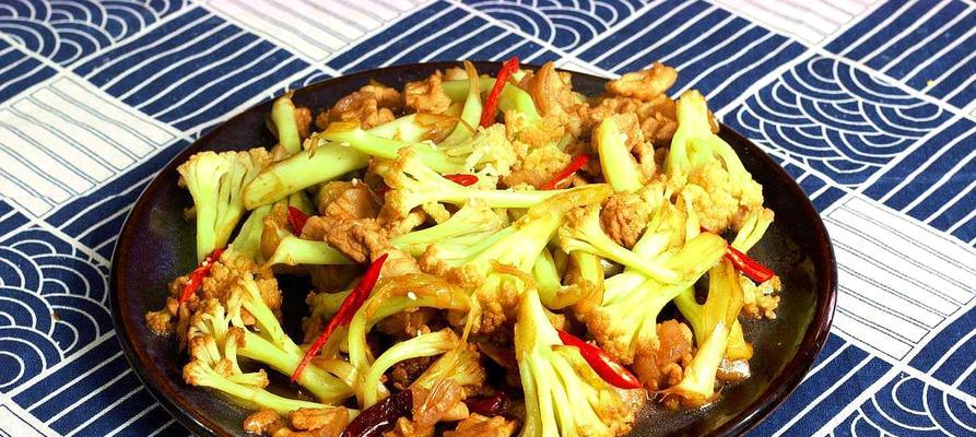 肉片炒花白，美味佳肴（家常菜必备，健康又美味）