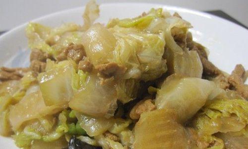 猪皮肉渣炒白菜，肉味鲜香，营养丰富（以猪皮为炒菜材料，健康饮食新选择）