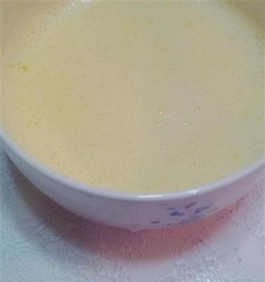 轻松做出美味微波炉牛奶鸡蛋羹（以微波炉为工具，用简单的食材制作美味丰富的早餐）