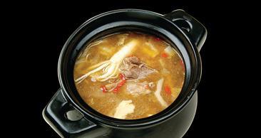 营养丰富的四物鸭汤（滋补强身的家庭美食）