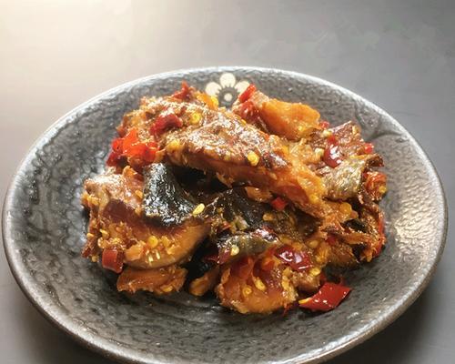 香辣腊鱼块的制作方法（享受美食盛宴的制作秘诀）